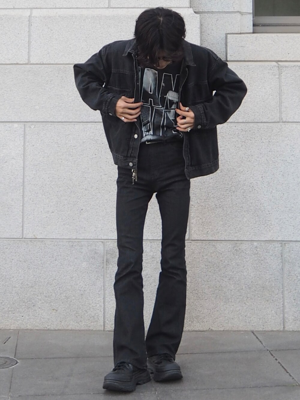 ブラック系のTシャツ/カットソー、ブラック系のデニムパンツ、ブラック系のスニーカーを着用したメンズの秋コーディネートの2枚目の写真