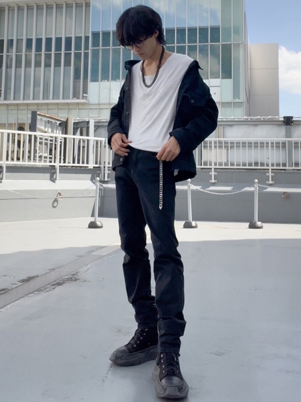 ブラック系のデニムジャケット、ホワイト系のTシャツ/カットソー、ブラック系のデニムパンツを着用したメンズの秋コーディネートの2枚目の写真