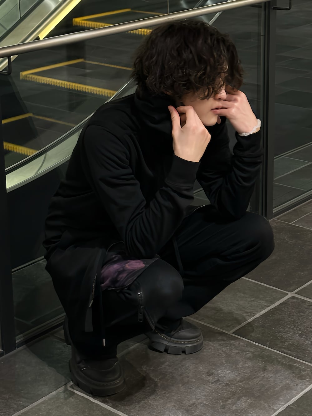 ブラック系のパーカー、ブラック系のシャツ/ブラウス、ブラック系のデニムパンツを着用したメンズの冬コーディネートの4枚目の写真