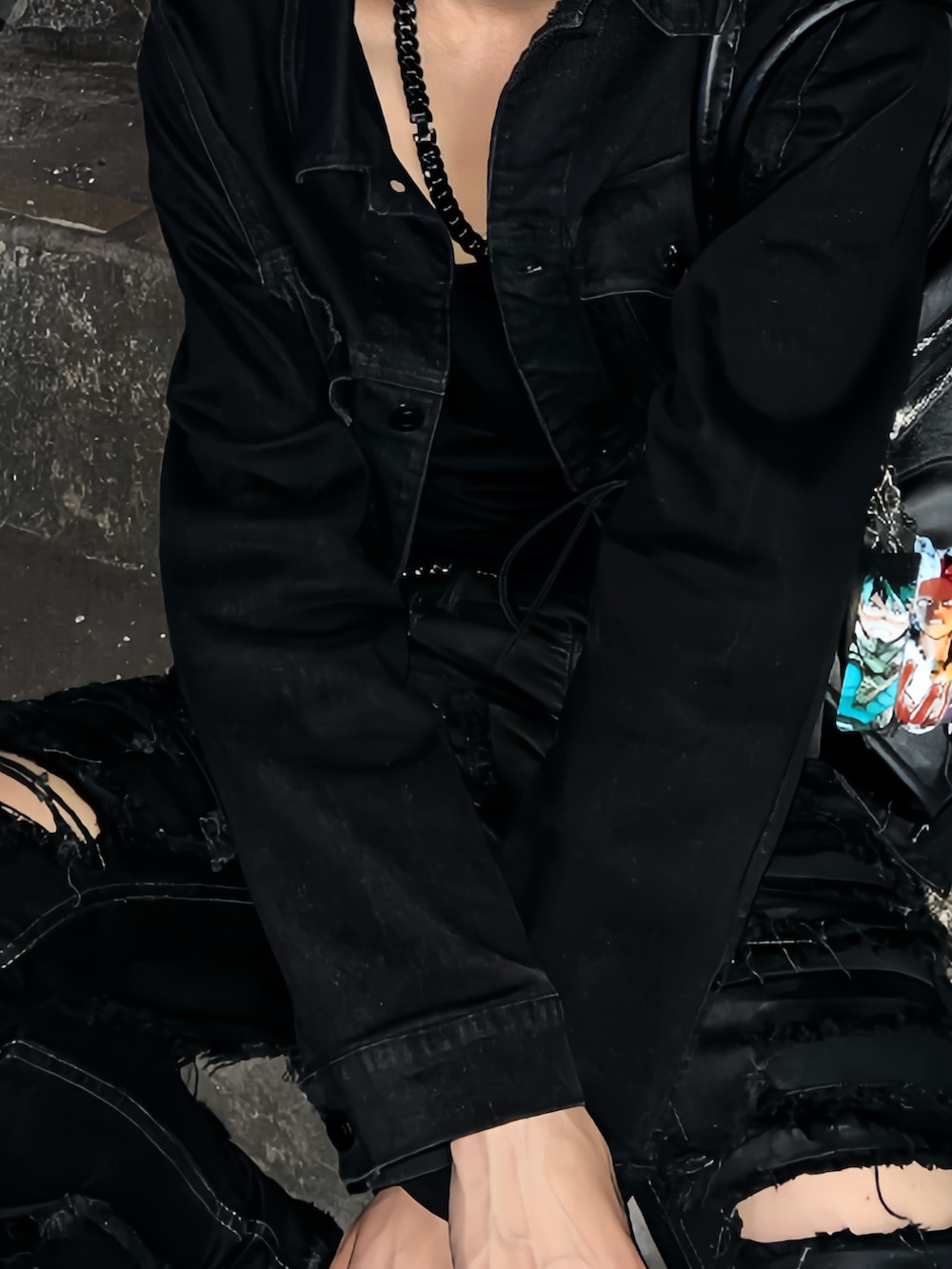 ブラック系のタンクトップ、ブラック系のデニムジャケット、ブラック系のデニムパンツを着用したメンズの秋コーディネートの2枚目の写真