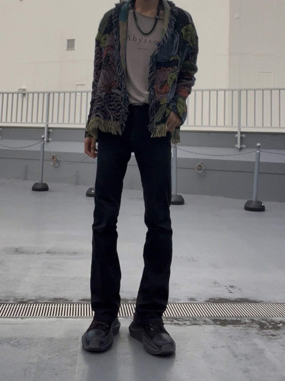 ベージュ系のTシャツ/カットソー、その他のその他アウター、ブラック系のデニムパンツを着用したメンズの秋コーディネートの2枚目の写真