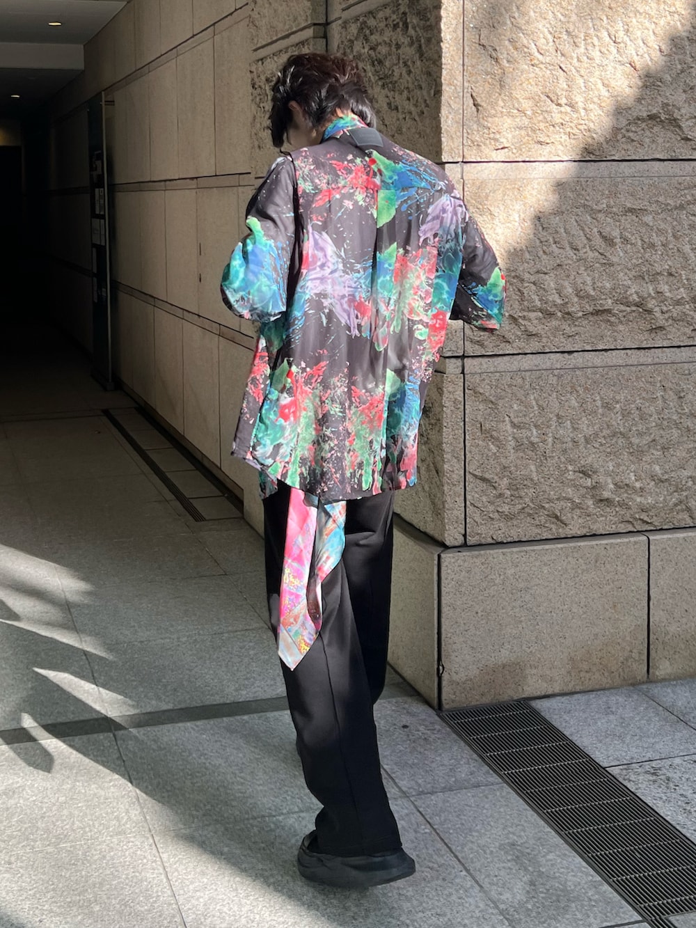 ブラック系のシャツ/ブラウス、ブラック系のスウェットパンツ、ブラック系のサングラスを着用したメンズの夏コーディネートの3枚目の写真