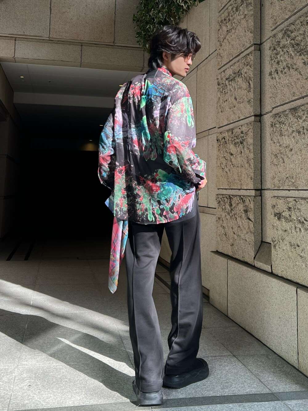 ブラック系のシャツ/ブラウス、ブラック系のスウェットパンツ、ブラック系のサングラスを着用したメンズの夏コーディネートの2枚目の写真