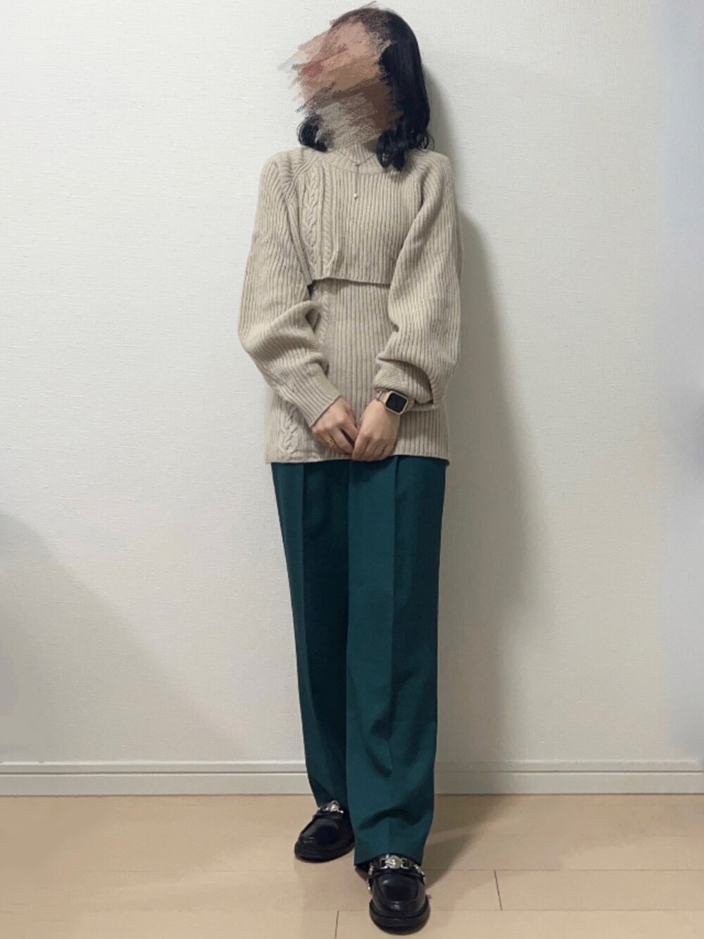 ベージュ系のニット/セーター、ブラック系のトレンチコート、ブラック系のトートバッグを着用したレディースの冬コーディネートの2枚目の写真