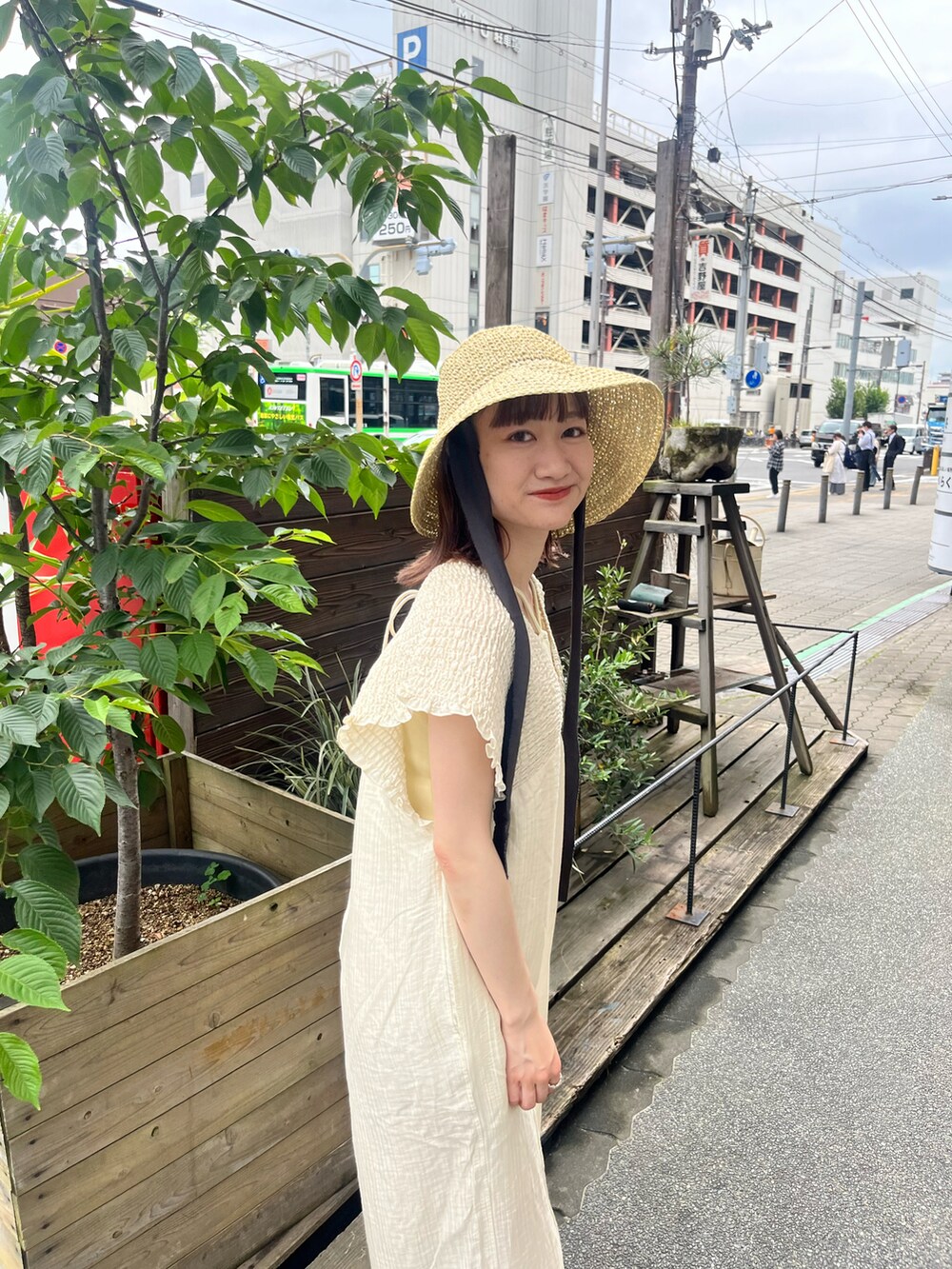 ホワイト系のつなぎ/オールインワン、ベージュ系のハットを着用したレディースの冬コーディネートの2枚目の写真