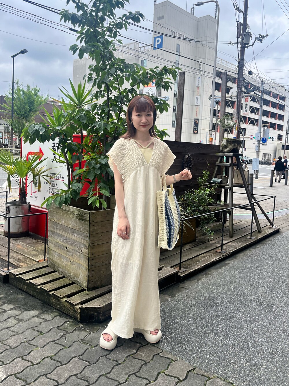 ホワイト系のつなぎ/オールインワン、ベージュ系のハットを着用したレディースの冬コーディネートの4枚目の写真