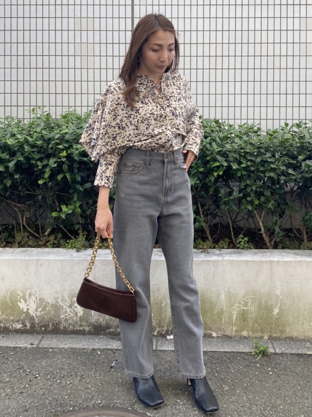 ブラック系のシャツ/ブラウス、グレー系のデニムパンツを着用したレディースの秋コーディネートの2枚目の写真