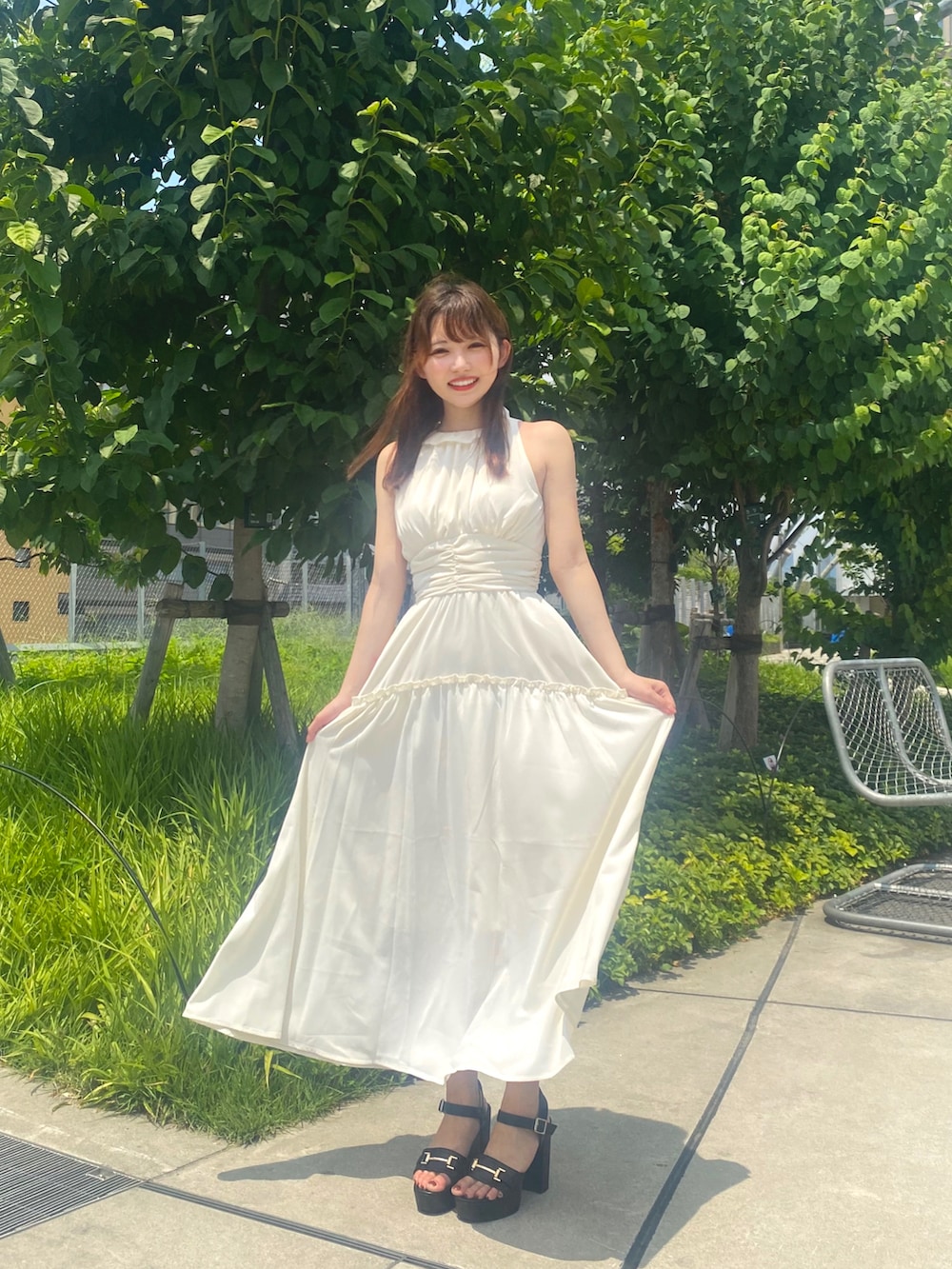「オトナカジュアル、夏ファッション、休日コーデ、シンプル、ホワイト、ワンピース、ロングワンピース、イエベ、ワンピースコーデ、カジュアルガーリー」｜「dazzlinの【WEB限定カラーあり】ギャザーコルセットチビフリワンピース（ワンピース、ホワイト系）」を使った、ひかまるさん（レディース・156cm）の夏コーディネートの2枚目の写真