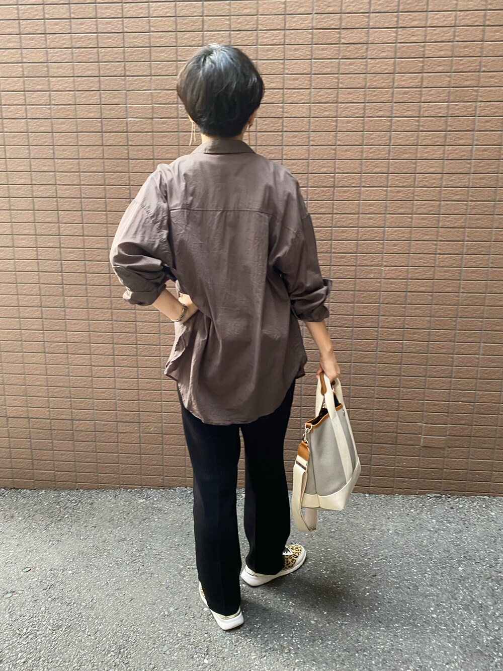 「大人カジュアル、ロゴT、シャツスタイル、秋色」｜「Whim Gazetteの【THE PAUSE】THE PAUSE Tシャツ（Tシャツ/カットソー、ホワイト系）」を使った、sandaisandaiさん（レディース・159cm）の秋コーディネートの3枚目の写真