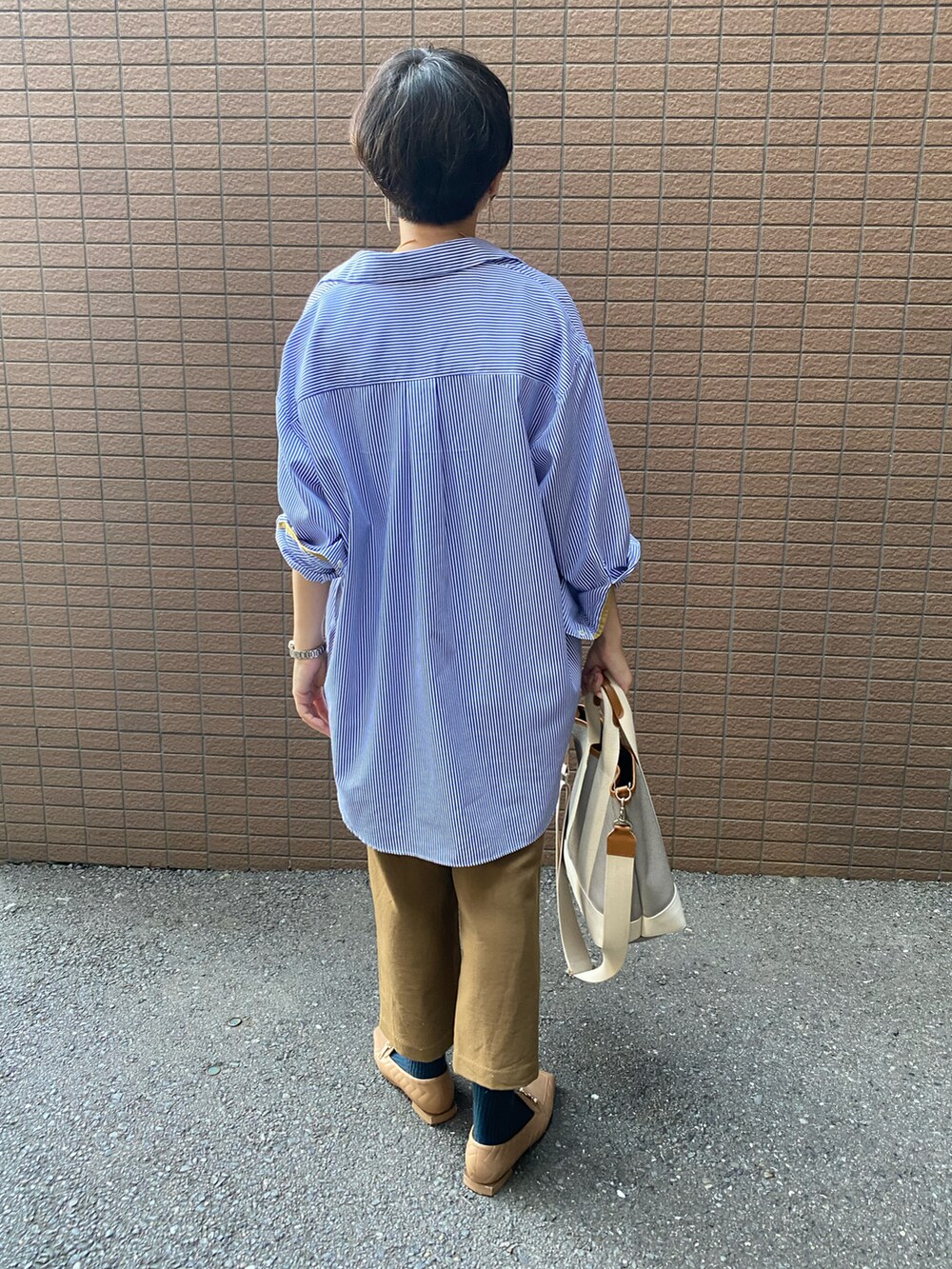 「秋っぽコーデ更新中、シャツスタイル、大人カジュアル、通勤コーデ」｜「Qのストライプ配色シャツ（シャツ/ブラウス、ブルー系）」を使った、sandaisandaiさん（レディース・159cm）の秋コーディネートの3枚目の写真