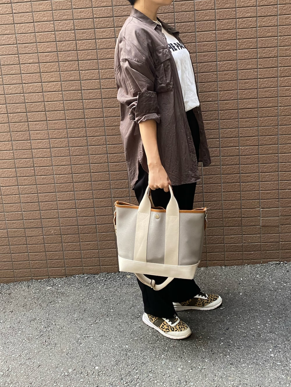 「大人カジュアル、ロゴT、シャツスタイル、秋色」｜「Whim Gazetteの【THE PAUSE】THE PAUSE Tシャツ（Tシャツ/カットソー、ホワイト系）」を使った、sandaisandaiさん（レディース・159cm）の秋コーディネートの2枚目の写真
