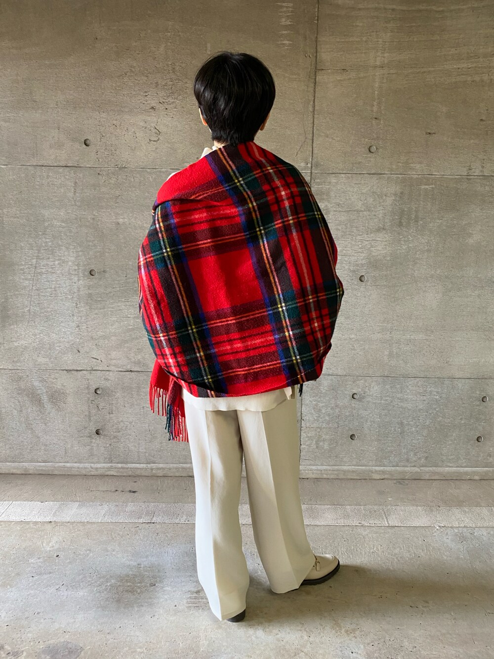 ホワイト系のニット/セーター、ホワイト系のスラックス、ホワイト系のローファーを着用したレディースの冬コーディネートの2枚目の写真