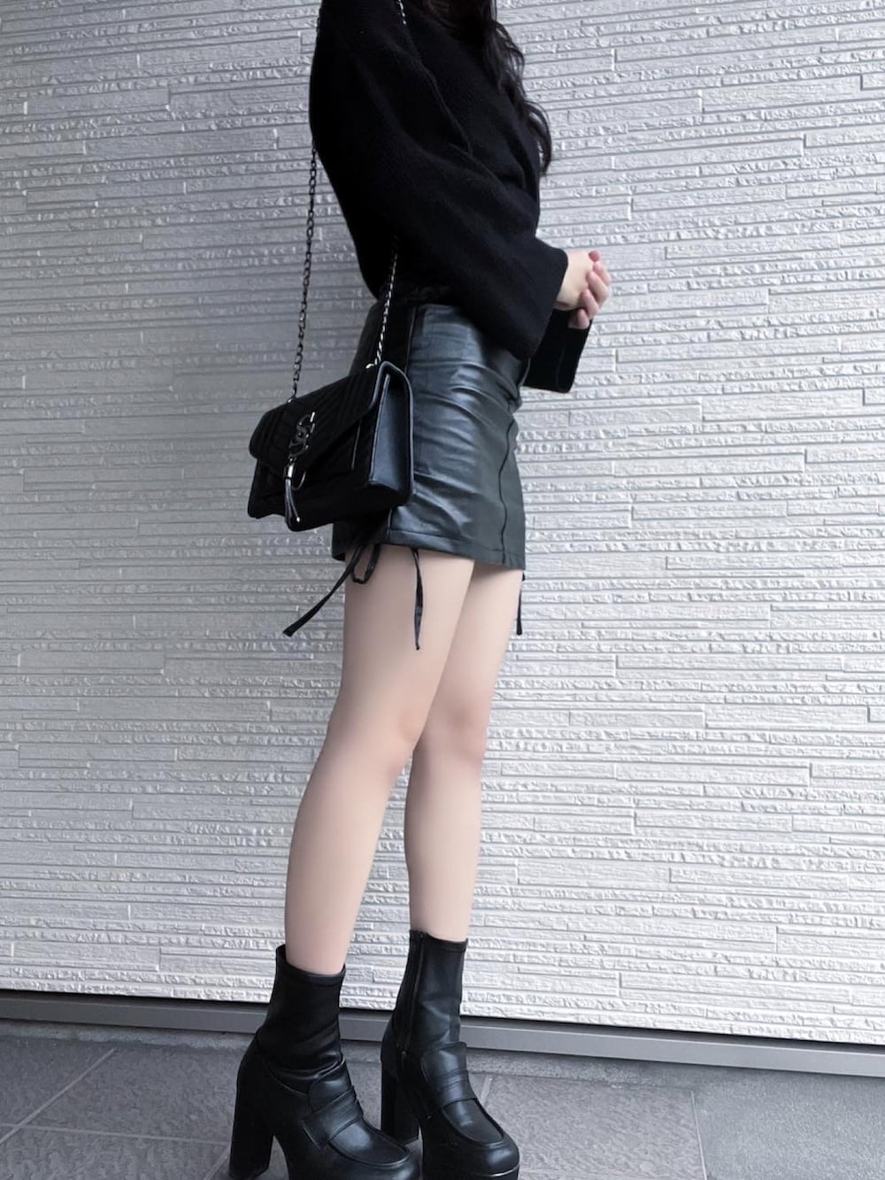 「レザースカート、レザーコーデ、shein、SHEIN、シーイン、プチプラ、プチプラコーデ、モノトーンコーデ、ブラックコーデ、韓国ファッション、韓国好きな人と繋がりたい、韓国スタイル、韓国ガーリー、韓国風コーデ、骨格ウェーブ」｜「SHEINのアイテム（スカート、ブラック系）」を使った、𝙉𝙀𝙊 ♡さん（レディース・157cm）の秋コーディネートの2枚目の写真