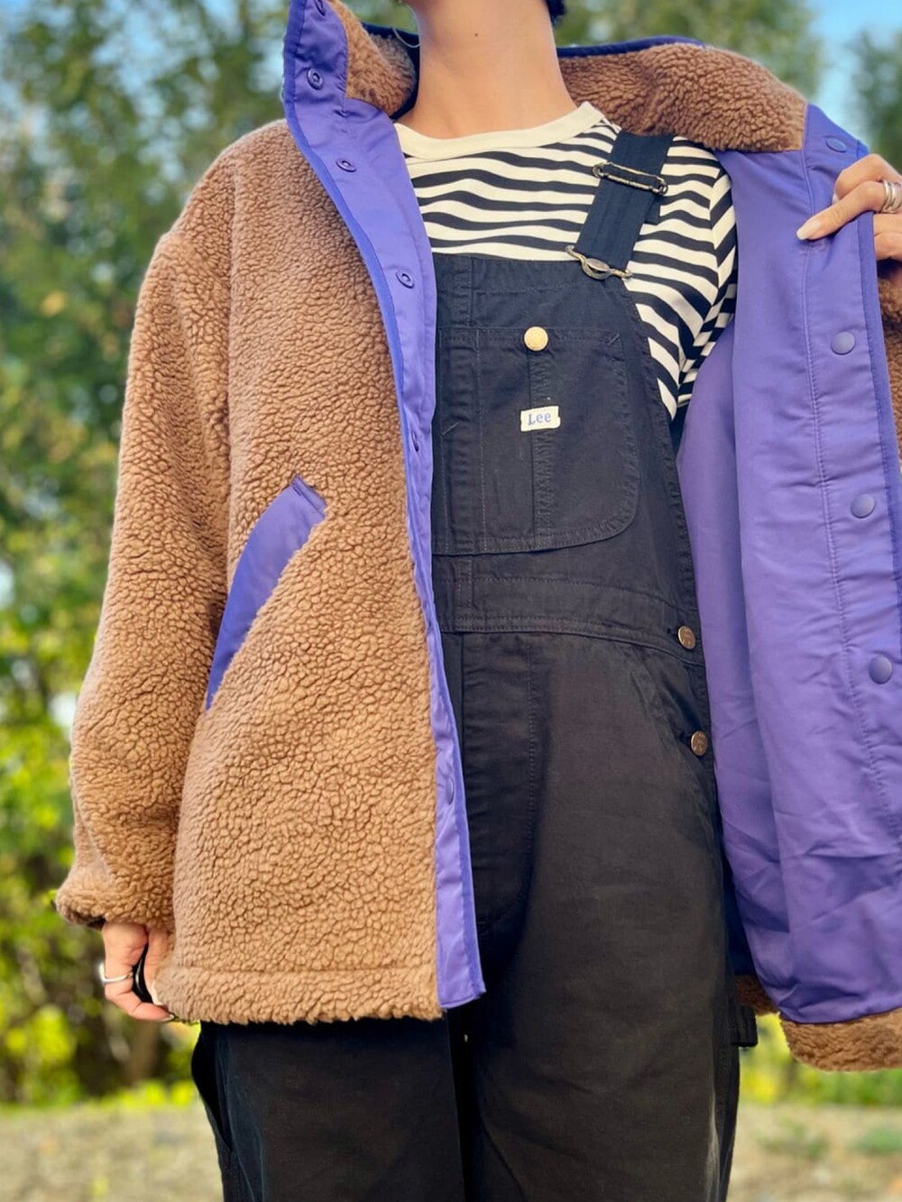 「骨格ナチュラル、ライトオン、Right-on、ママコーデ、ママファッション、高身長女子、高身長コーデ、オーバーオール、LEE、CAMP7、ボアジャケット、秋のコーデ、大人コーデ、お洒落さんとつながりたい、カジュアルコーデ」｜「LeeのLee/リー 【オールシーズン着回せる】オーバオール/サロペット（サロペット/オーバーオール、ブラック系）」を使った、chihoさん（レディース・166cm）の秋コーディネートの4枚目の写真