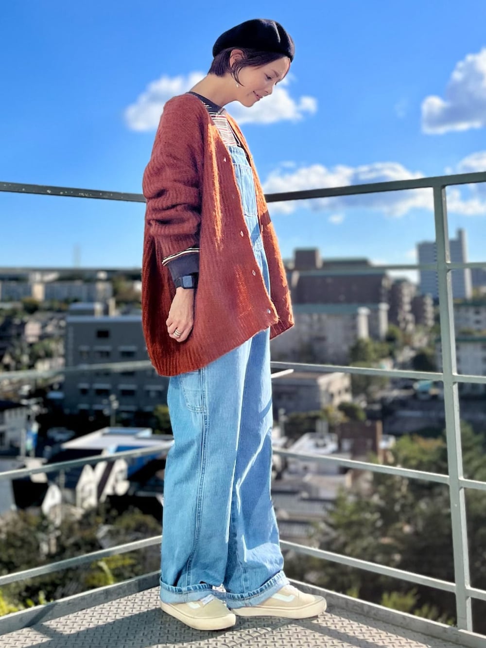 「Right-on、ライトオン、高身長女子、高身長コーデ、骨格ナチュラル、ママコーデ、ママファッション、秋のコーデ、お洒落さんとつながりたい、ニット、オーバーオール、サロペット、ベレー帽、ボーダー、大人コーデ」｜「SOMETHINGのSOMETHING/サムシング　ベーシックオーバーオール（サロペット/オーバーオール、ブルー系）」を使った、chihoさん（レディース・166cm）の秋コーディネートの2枚目の写真