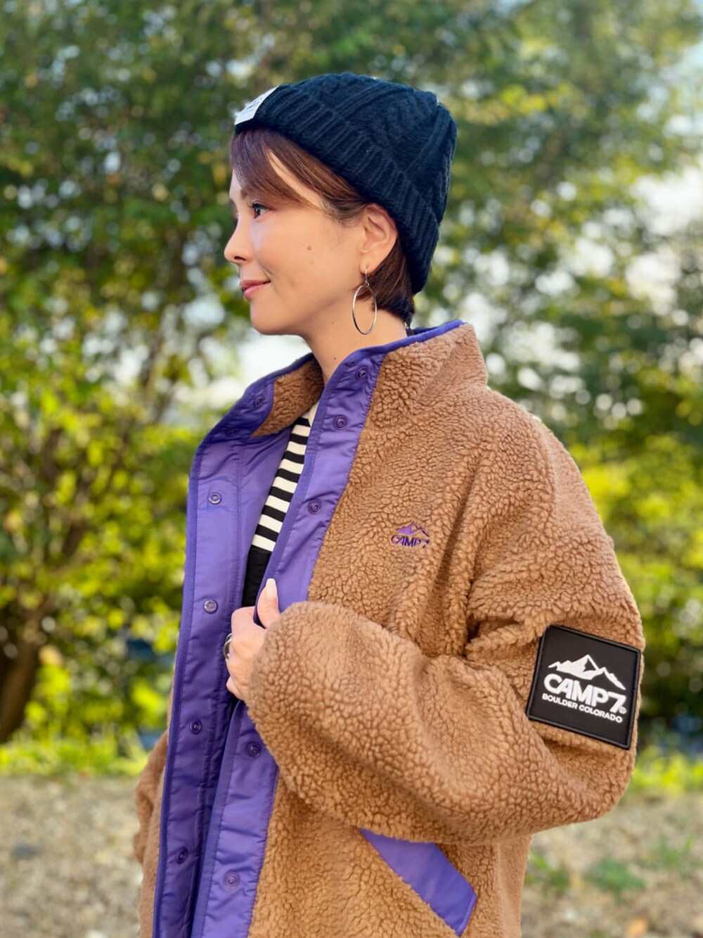 「骨格ナチュラル、ライトオン、Right-on、ママコーデ、ママファッション、高身長女子、高身長コーデ、オーバーオール、LEE、CAMP7、ボアジャケット、秋のコーデ、大人コーデ、お洒落さんとつながりたい、カジュアルコーデ」｜「LeeのLee/リー 【オールシーズン着回せる】オーバオール/サロペット（サロペット/オーバーオール、ブラック系）」を使った、chihoさん（レディース・166cm）の秋コーディネートの5枚目の写真