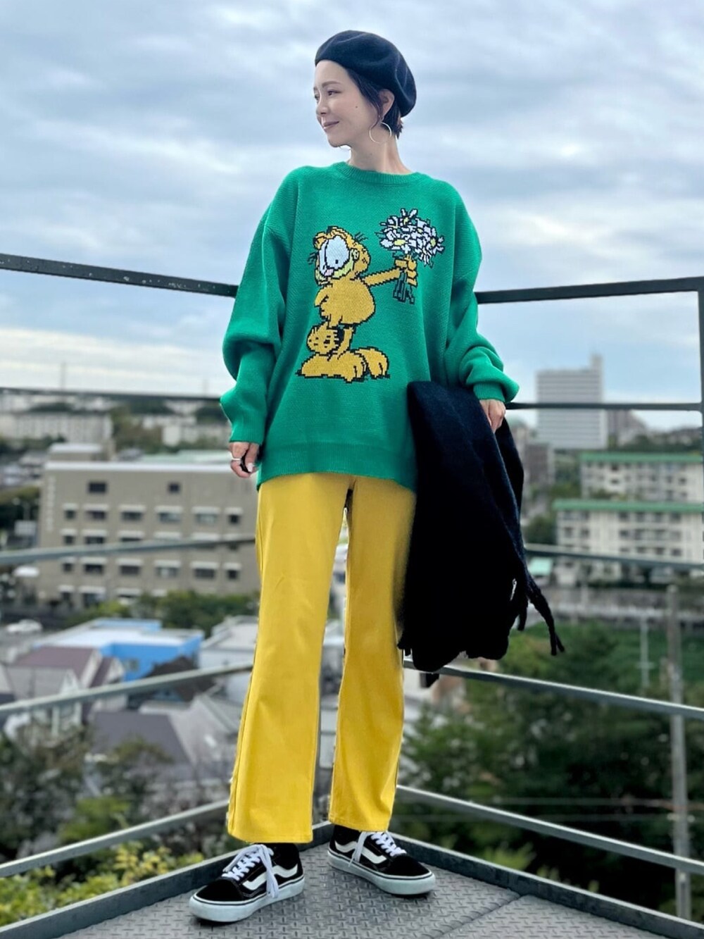 「Right-on、ライトオン、秋服、秋冬コーデ、高身長女子、高身長コーデ、ママコーデ、ママファッション、ゆったりコーデ、大人カジュアル、おしゃれさんと繋がりたい、骨格ナチュラル、秋ルック紹介するよ、ニット、ゆるニット」｜「BACK NUMBERのアイテム（その他パンツ、イエロー系）」を使った、chihoさん（レディース・166cm）の秋コーディネートの3枚目の写真