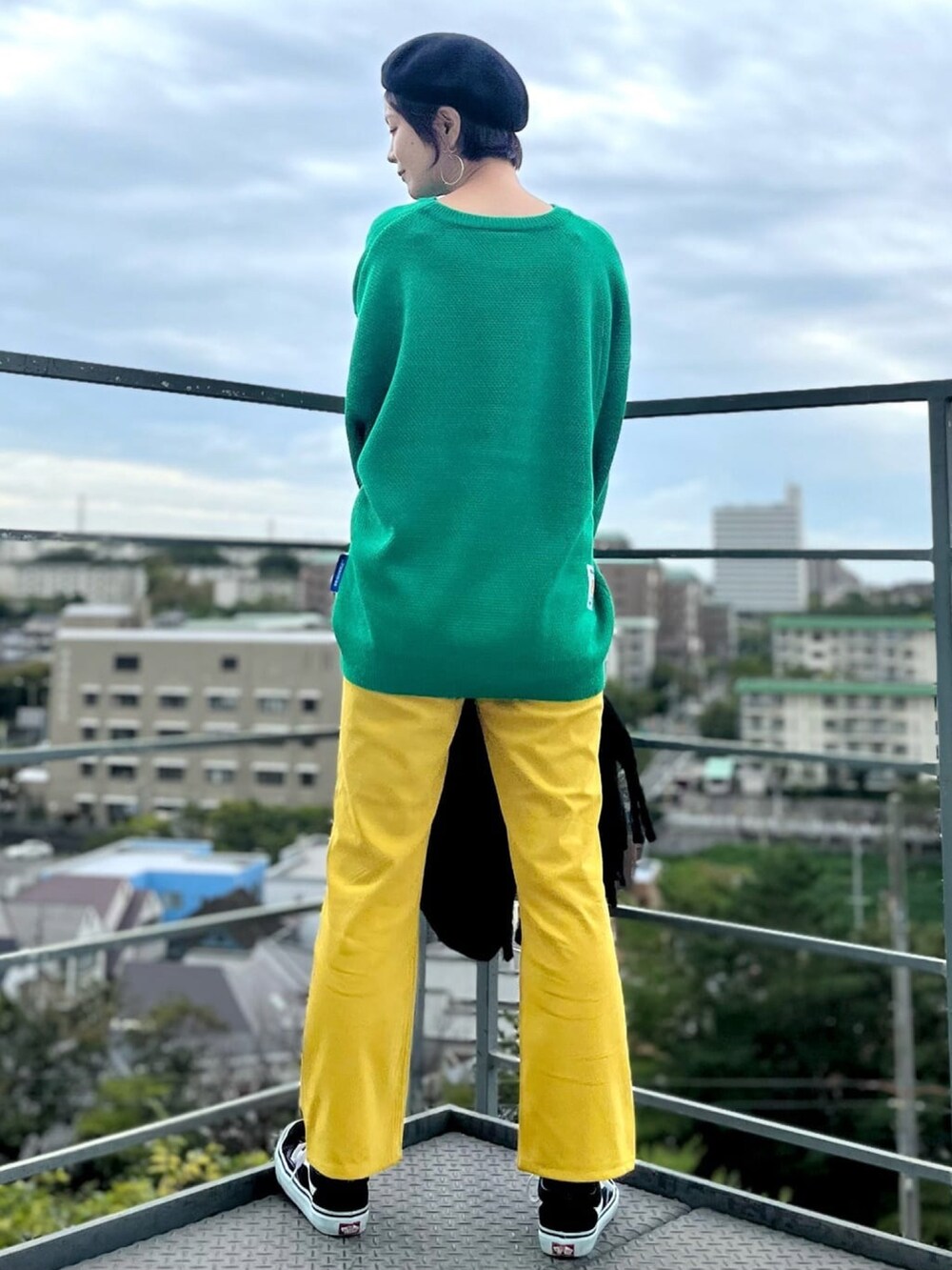「Right-on、ライトオン、秋服、秋冬コーデ、高身長女子、高身長コーデ、ママコーデ、ママファッション、ゆったりコーデ、大人カジュアル、おしゃれさんと繋がりたい、骨格ナチュラル、秋ルック紹介するよ、ニット、ゆるニット」｜「BACK NUMBERのアイテム（その他パンツ、イエロー系）」を使った、chihoさん（レディース・166cm）の秋コーディネートの2枚目の写真