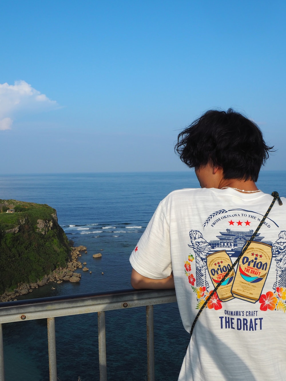 「オリオンビール、デニム、サンダル、白Tシャツ」｜「RUUBONの【RUUBON】relax wide denim pants / リラックス ワイドデニムパンツ（デニムパンツ、ブルー系）」を使った、Shunsukeeeさん（メンズ・165cm）の秋コーディネートの4枚目の写真