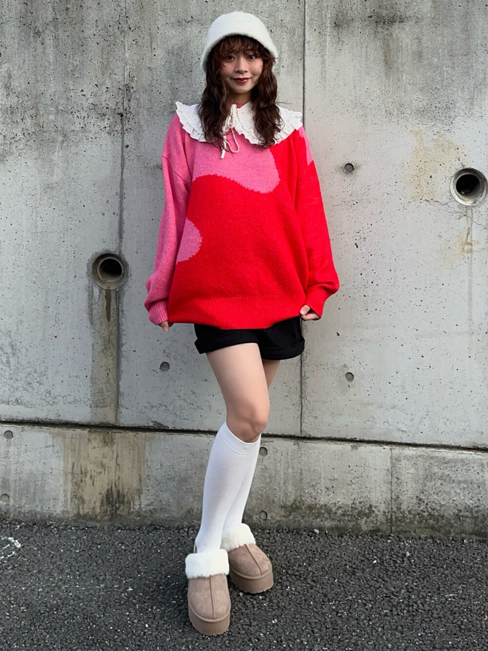 その他のニット/セーター、ブラック系のその他パンツ、ブラウン系のスリッポンを着用したレディースの秋コーディネートの2枚目の写真