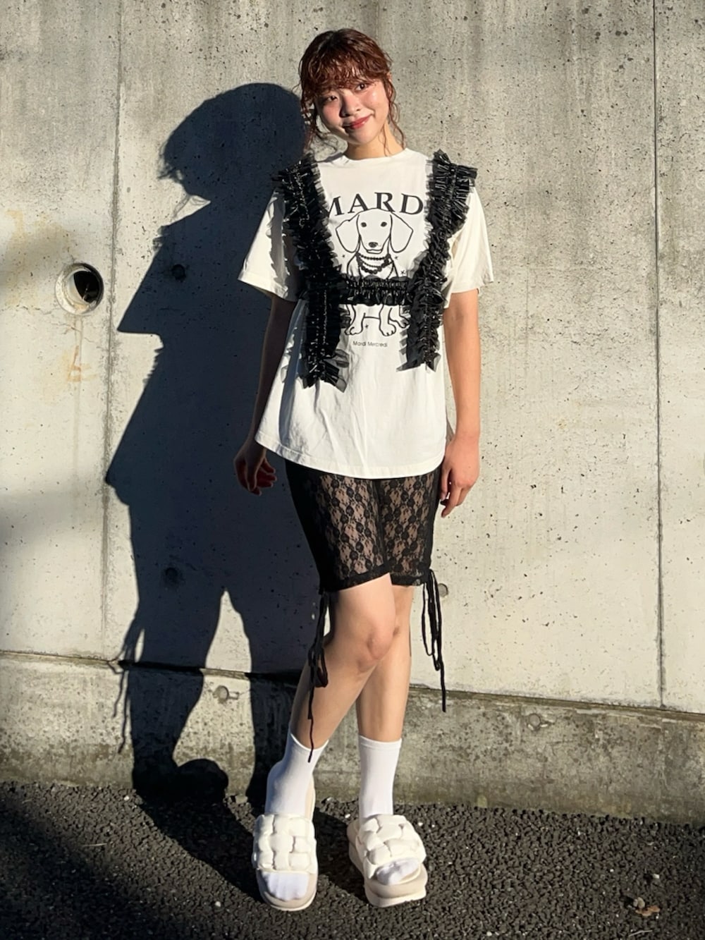 「ハーネス、forksy、モノトーンコーデ、夏服、シンプルスタイル、ラクチンコーデ、休日スタイル、秋先取りコーデ、おしゃれさんと繋がりたい、今日のコーデ、ootd、バイカーパンツ、EVOL(EVOL)、厚底シューズ」|「Mardi Mercrediの【ZOZO限定アイテム】TSHIRT SWING THE TAIL DDANJI PEARL NECKLACE(Tシャツ/カットソー、ベージュ系)」を使った、ゆうかさん(骨格ストレート・レディース・159cm)の秋コーディネートの2枚目の写真