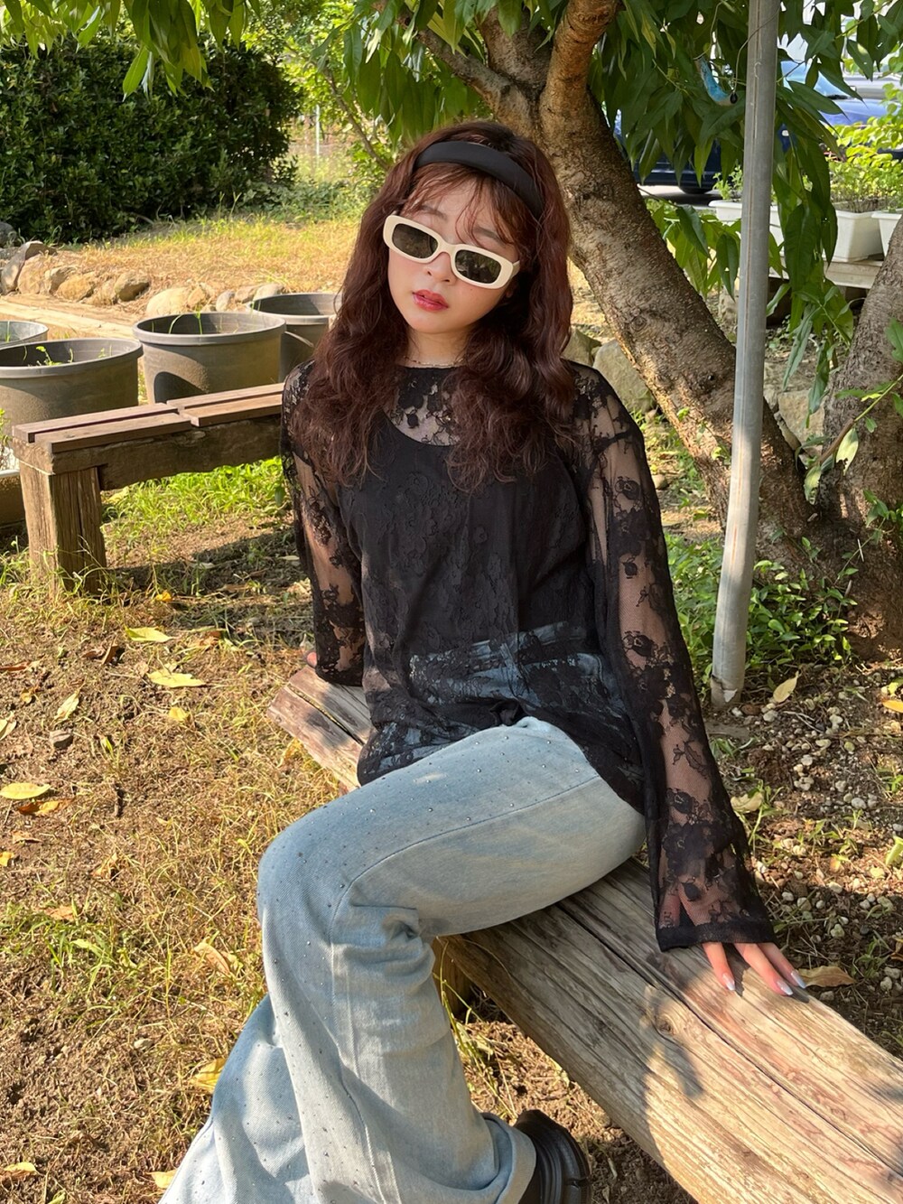 「秋コーデ、秋服コーデ、大人かわいい、ブラックコーデ、ジーンズ、初秋コーデ、プチプラコーデ、デニム、夏服、韓国ファッション、お出かけコーデ、レーストップス」|「SHAGGIEのオーロラストーン付きヴィンテージルーズデニムパンツ(デニムパンツ、ブルー系)」を使った、ゆうかさん(骨格ストレート・レディース・159cm)の秋コーディネートの2枚目の写真
