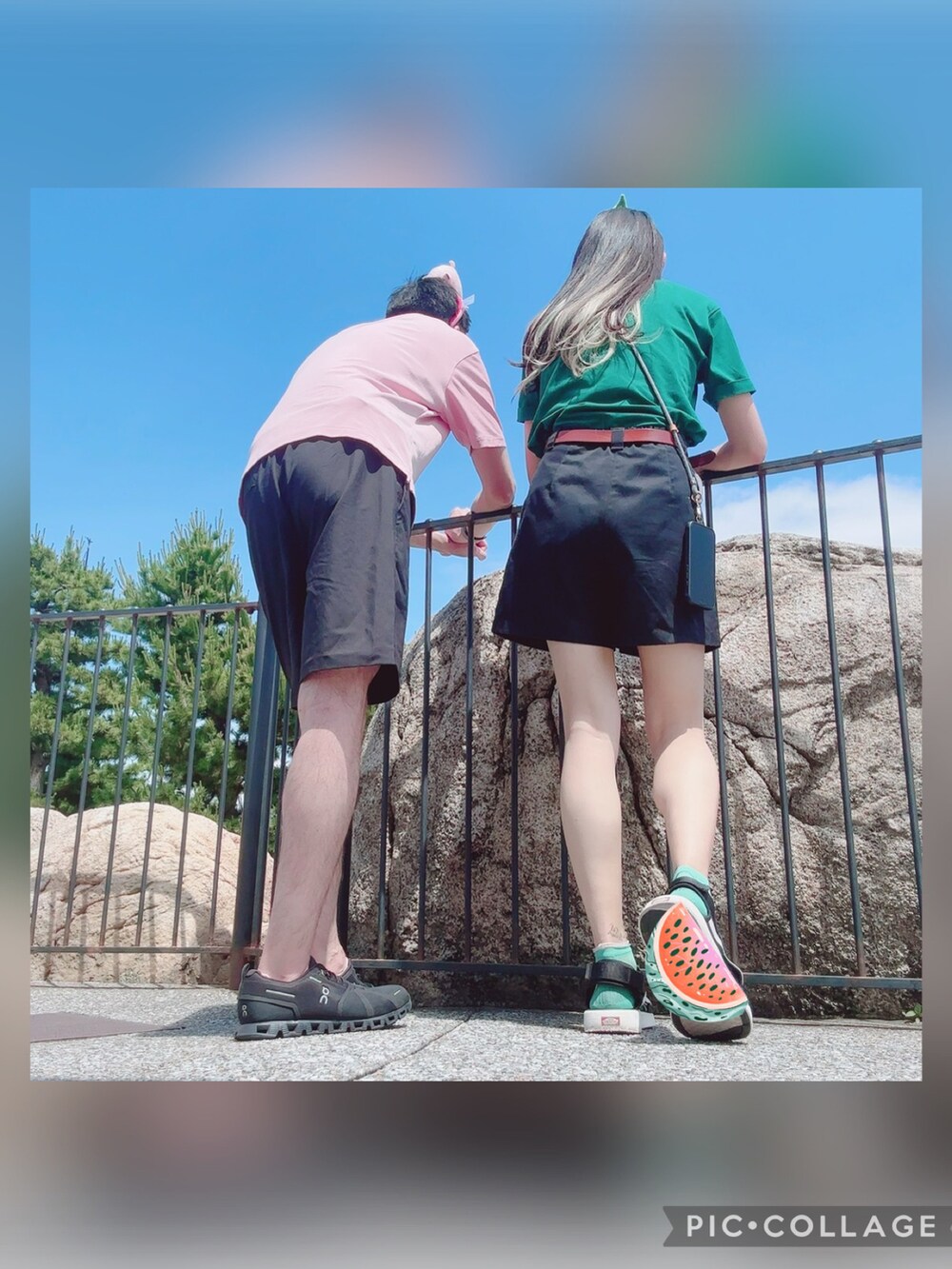 ブラック系のパンツを着用したレディースの夏コーディネートの2枚目の写真