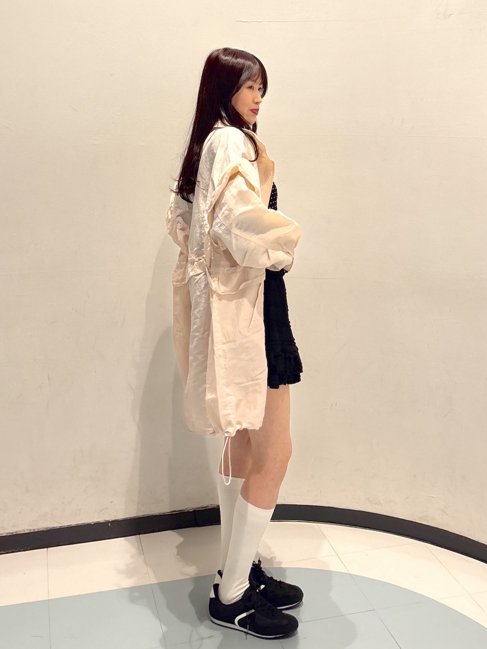 ピンク系のブルゾン、ブラック系のTシャツ/カットソー、ブラック系のその他パンツを着用したレディースの春コーディネートの2枚目の写真