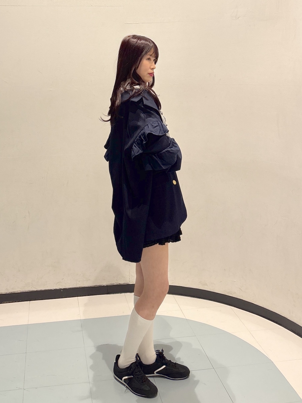 グレー系のTシャツ/カットソー、ブラック系のその他パンツ、ブルー系のテーラードジャケットを着用したレディースの春コーディネートの3枚目の写真