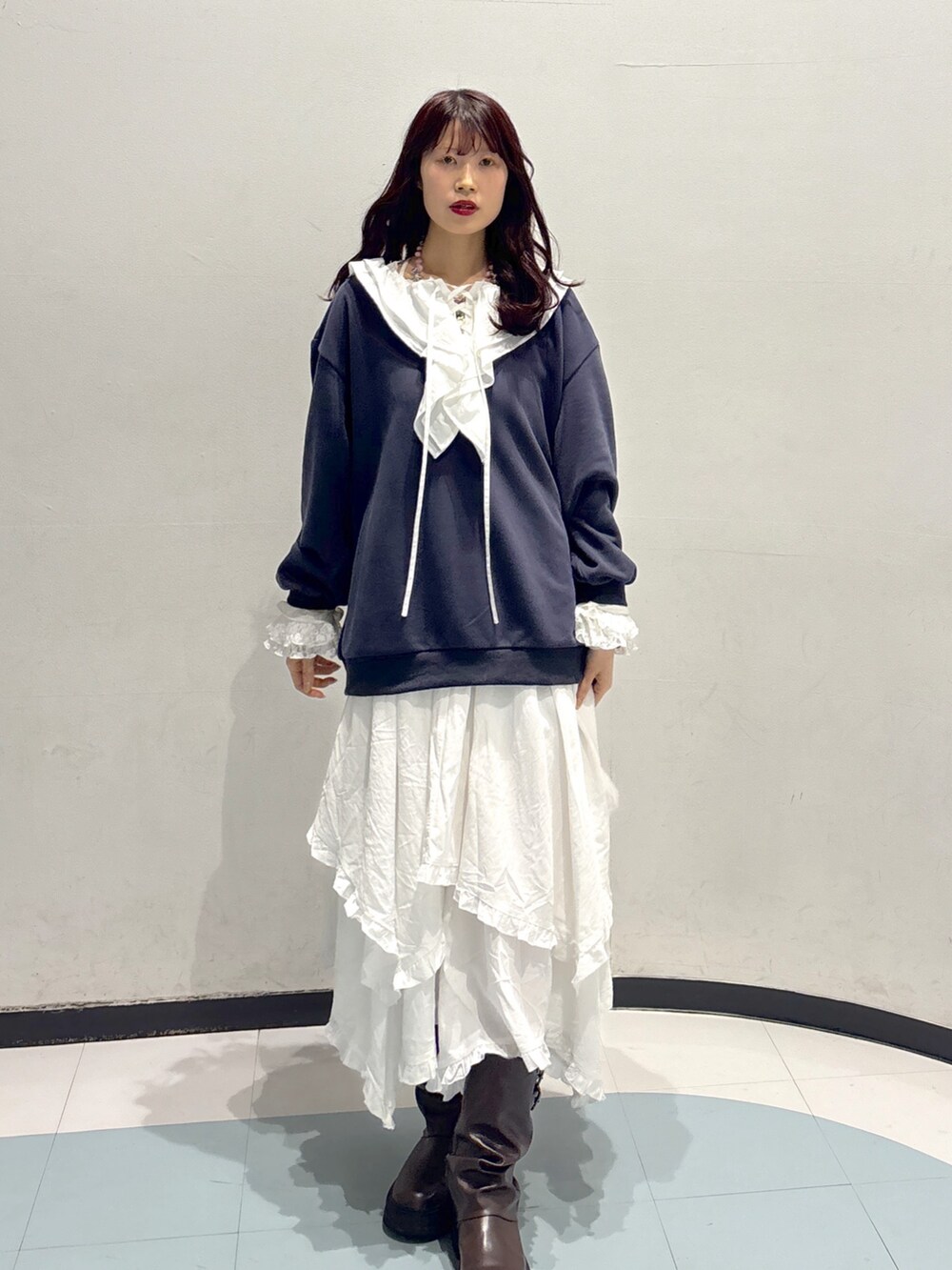 ブルー系のTシャツ/カットソー、ホワイト系のワンピース、ホワイト系のTシャツ/カットソーを着用したレディースの冬コーディネートの2枚目の写真