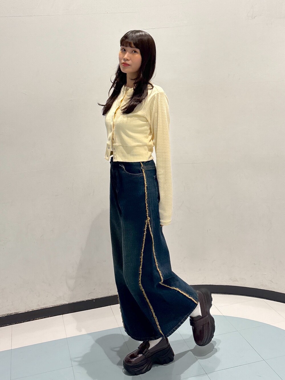 「カーディガン、カーディガンコーデ、綺麗めコーデ、綺麗め、綺麗めカジュアル、デニム、デニムパンツ、デニムコーデ、フリンジ、デートコーデ、デートスタイル（WOMEN）」｜「w closetの【２サイズ展開】フリンジバギーデニムパンツ（デニムパンツ、ブルー系）」を使った、アベさん（レディース・163cm）の春コーディネートの2枚目の写真