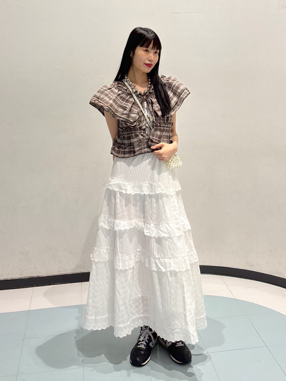 ブラウン系のシャツ/ブラウス、ホワイト系のスカートを着用したレディースの夏コーディネートの2枚目の写真