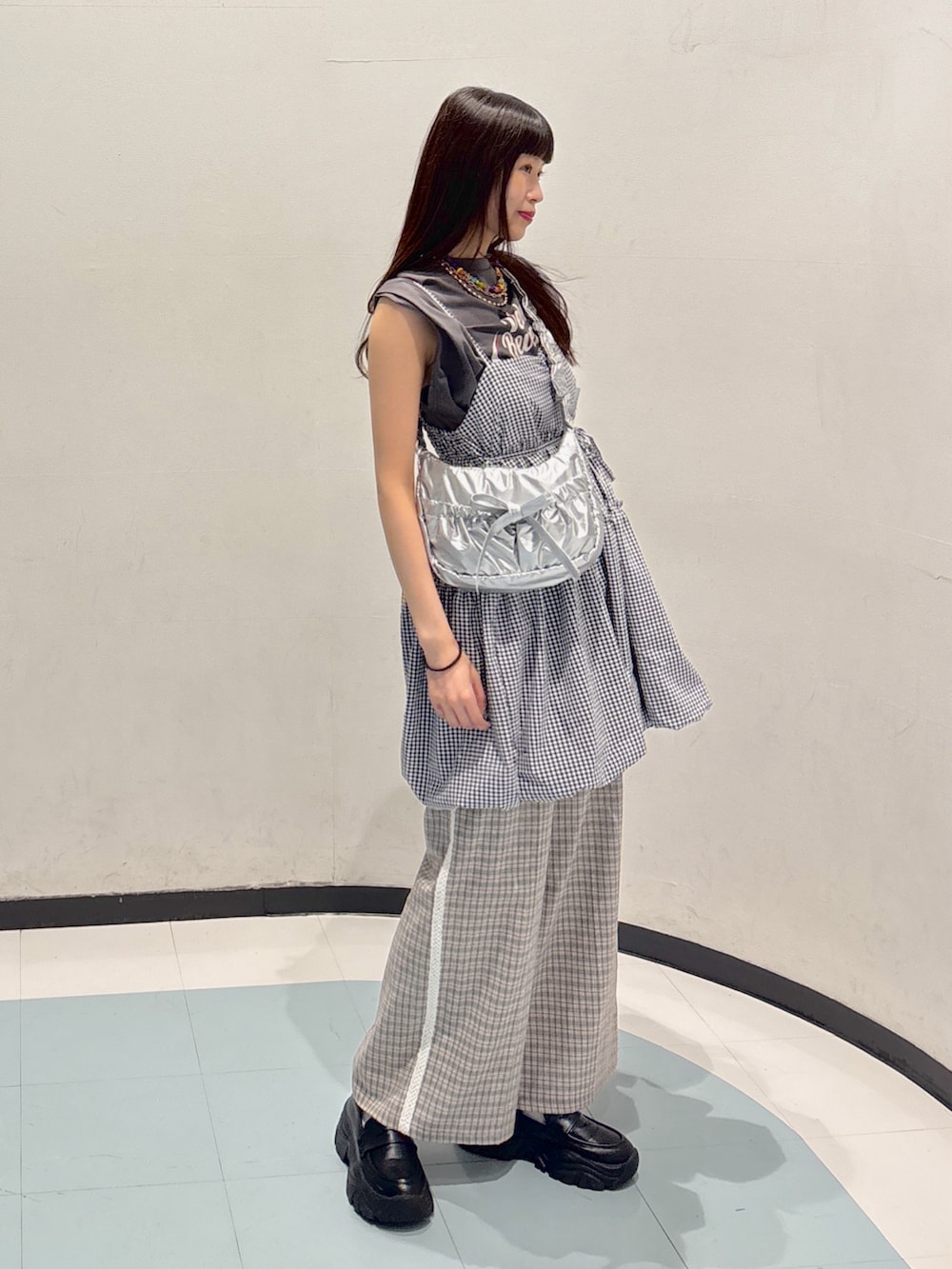 グレー系のTシャツ/カットソー、ブラック系のワンピース、グリーン系のその他パンツを着用したレディースの夏コーディネートの2枚目の写真