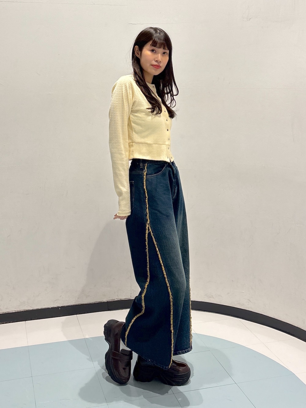 「カーディガン、カーディガンコーデ、綺麗めコーデ、綺麗め、綺麗めカジュアル、デニム、デニムパンツ、デニムコーデ、フリンジ、デートコーデ、デートスタイル（WOMEN）」｜「w closetの【２サイズ展開】フリンジバギーデニムパンツ（デニムパンツ、ブルー系）」を使った、アベさん（レディース・163cm）の春コーディネートの3枚目の写真