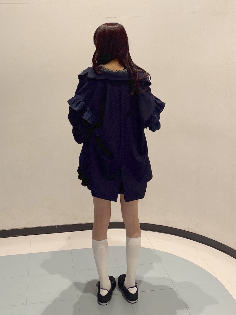 グレー系のTシャツ/カットソー、ブラック系のその他パンツ、ブルー系のテーラードジャケットを着用したレディースの春コーディネートの2枚目の写真