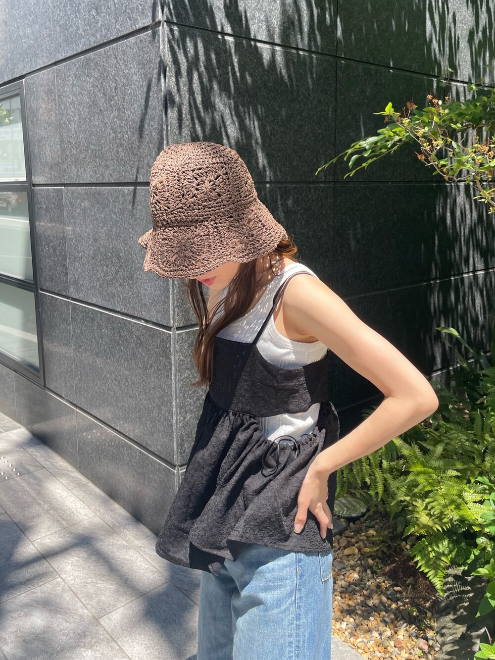 ブラック系のシャツ/ブラウス、ホワイト系のタンクトップ、ブルー系のデニムパンツを着用したレディースの春コーディネートの5枚目の写真