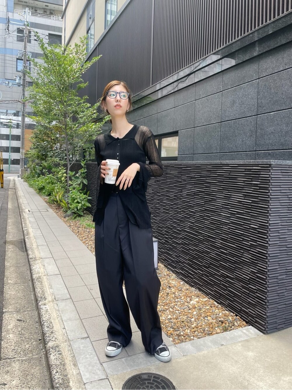 グレー系のスラックス、ブラック系のカーディガン/ボレロを着用したレディースの夏コーディネートの2枚目の写真