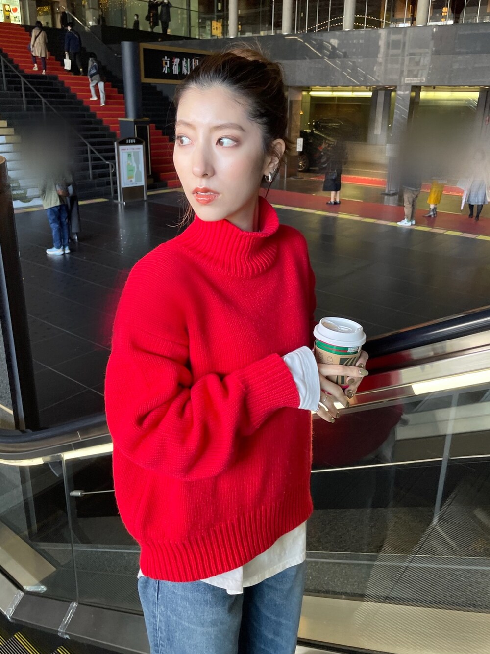 レッド系のニット/セーター、ホワイト系のTシャツ/カットソーを着用したレディースの秋コーディネートの2枚目の写真