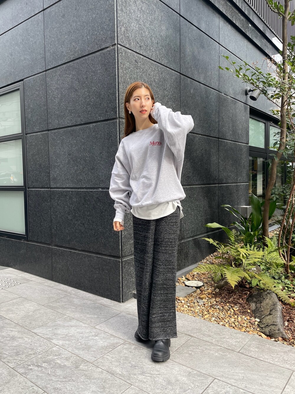 グレー系のスウェット、ホワイト系のTシャツ/カットソー、グレー系のスカートを着用したレディースの冬コーディネートの4枚目の写真