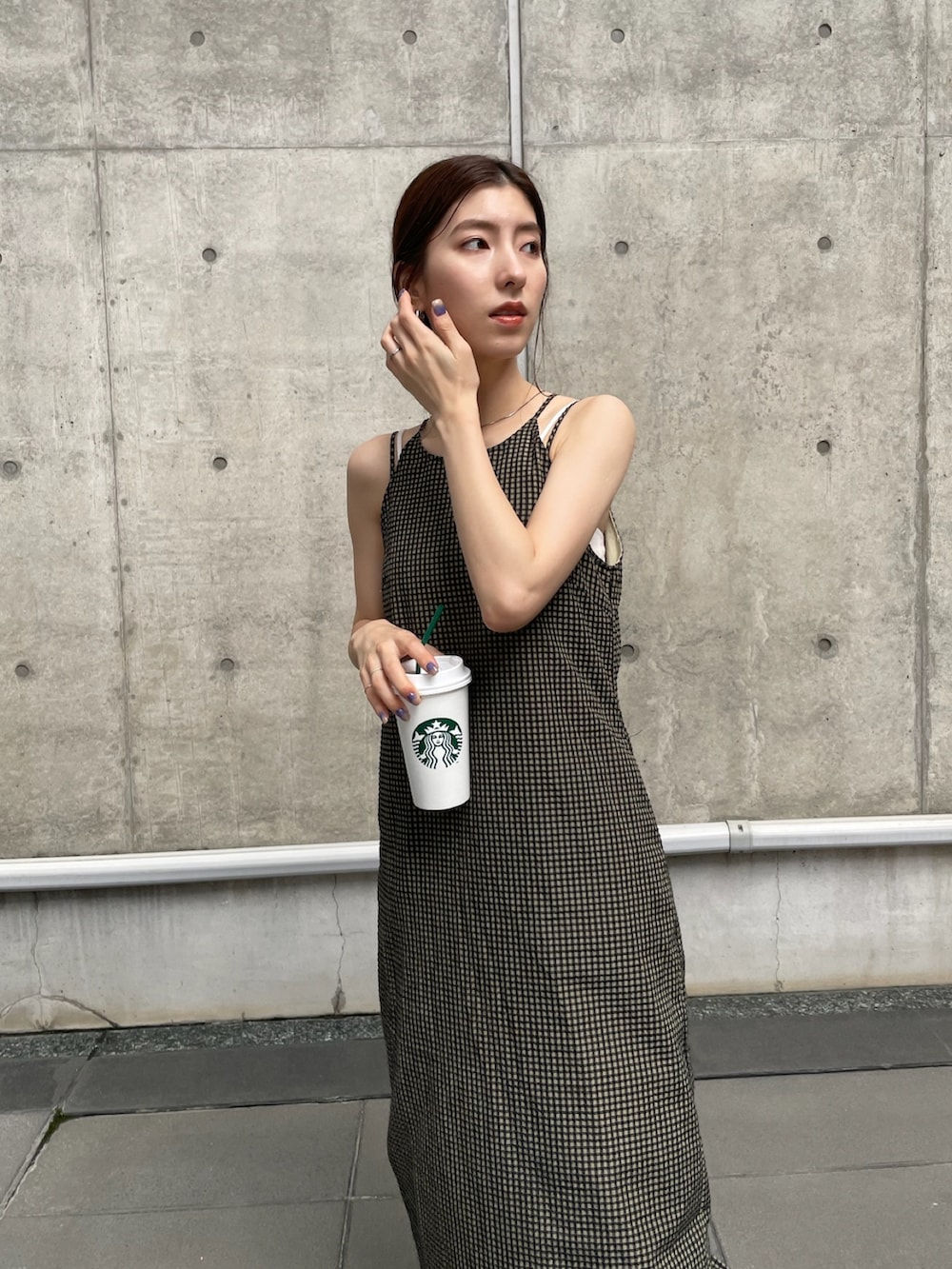 ベージュ系のワンピース、ホワイト系のキャミソールを着用したレディースの夏コーディネートの4枚目の写真