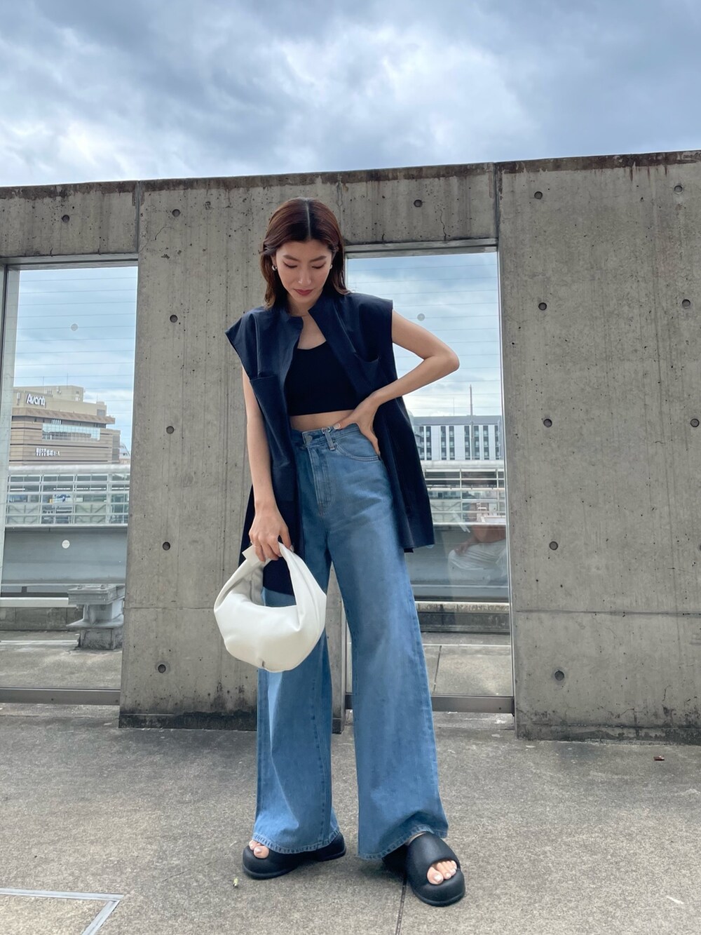 ブルー系のシャツ/ブラウス、ブラック系のキャミソール、ブルー系のデニムパンツを着用したレディースの夏コーディネートの2枚目の写真