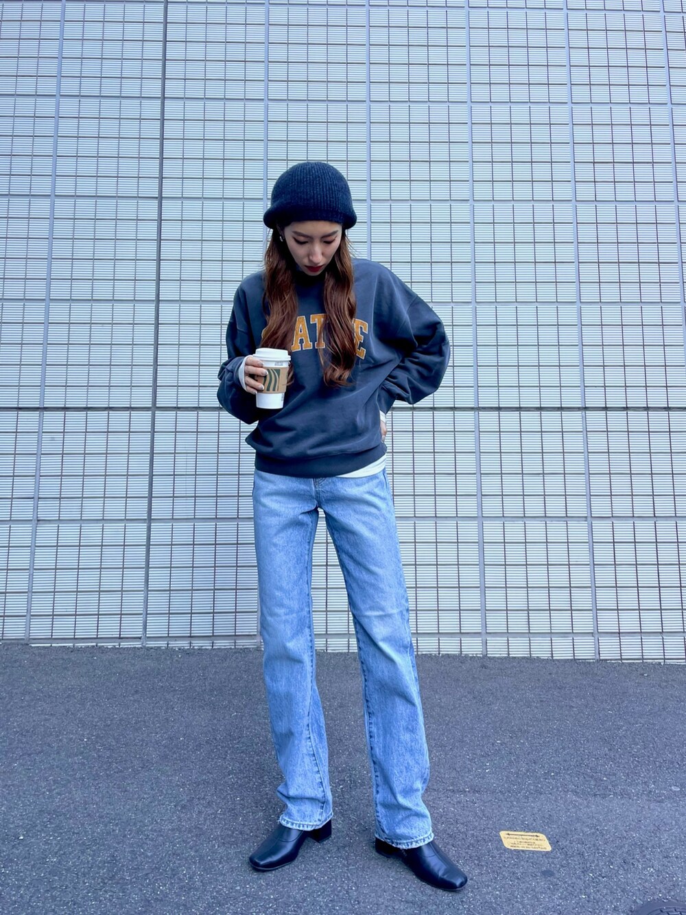 グレー系のTシャツ/カットソー、ホワイト系のTシャツ/カットソー、ブルー系のデニムパンツを着用したレディースの冬コーディネートの4枚目の写真