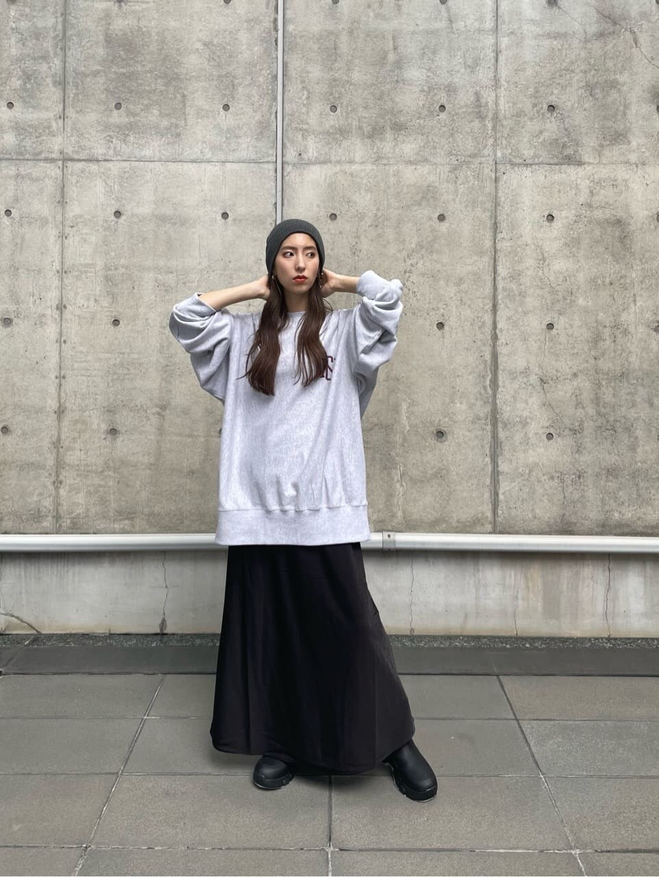 ブラック系のスカート、グレー系のスウェット、グレー系のニットキャップ/ビーニーを着用したレディースの秋コーディネートの4枚目の写真