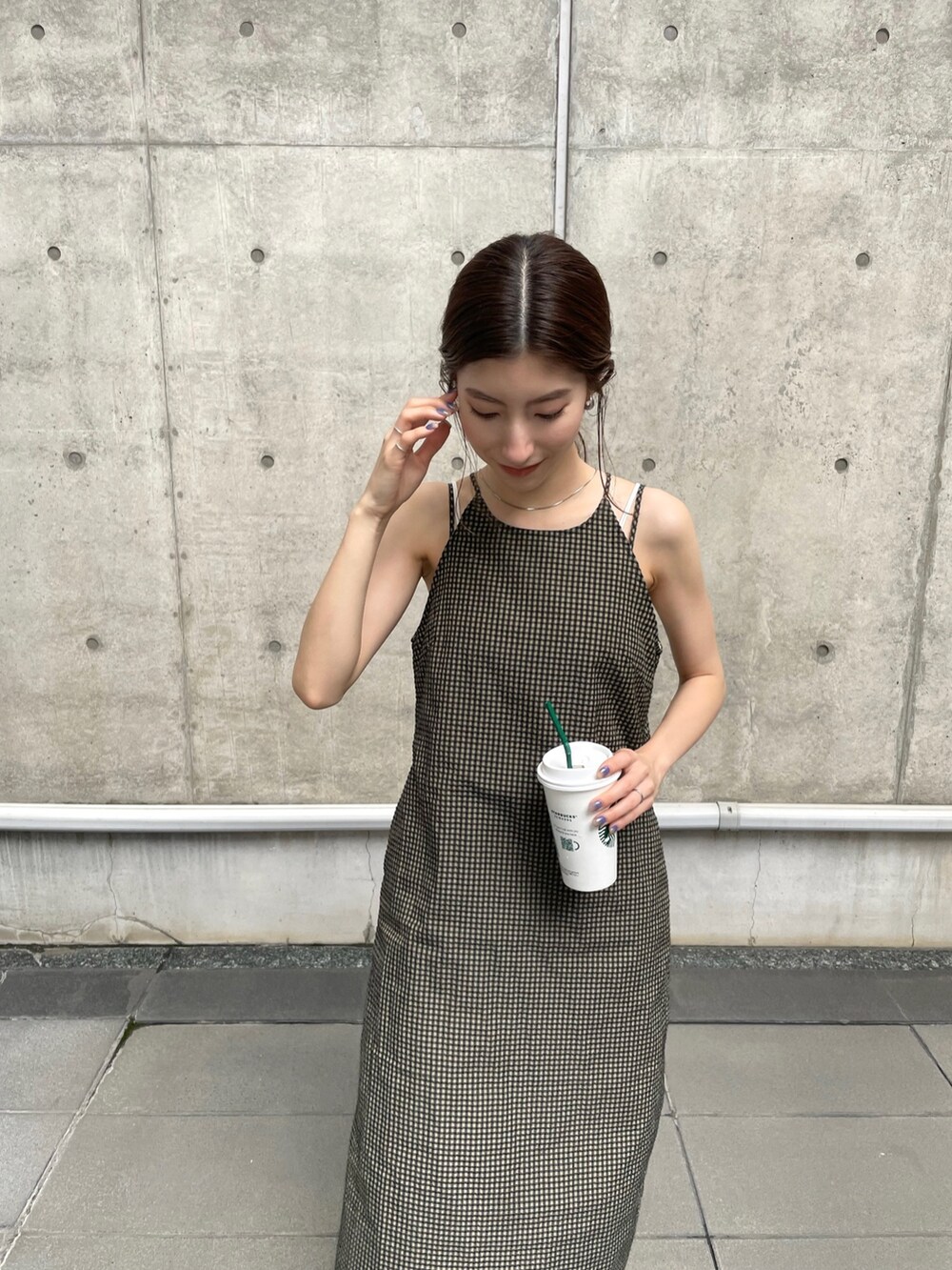 ベージュ系のワンピース、ホワイト系のキャミソールを着用したレディースの夏コーディネートの3枚目の写真