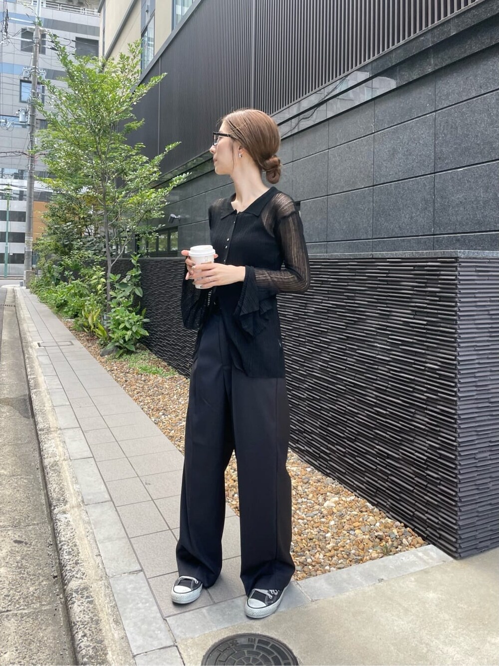 グレー系のスラックス、ブラック系のカーディガン/ボレロを着用したレディースの夏コーディネートの3枚目の写真