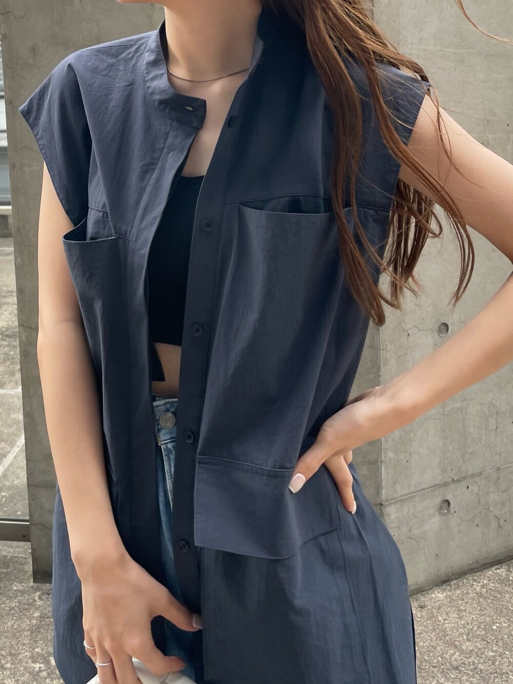 ブルー系のシャツ/ブラウス、ブラック系のキャミソール、ブルー系のデニムパンツを着用したレディースの夏コーディネートの3枚目の写真