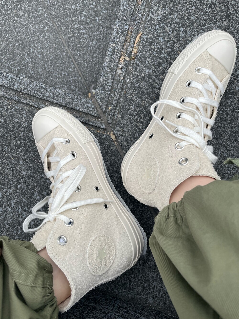 ブラック系のタンクトップ、ホワイト系のスニーカーを着用したレディースの春コーディネートの3枚目の写真