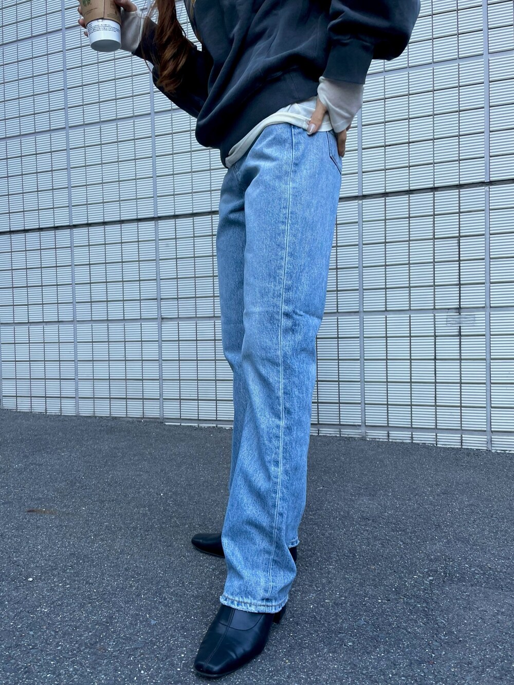 グレー系のTシャツ/カットソー、ホワイト系のTシャツ/カットソー、ブルー系のデニムパンツを着用したレディースの冬コーディネートの6枚目の写真