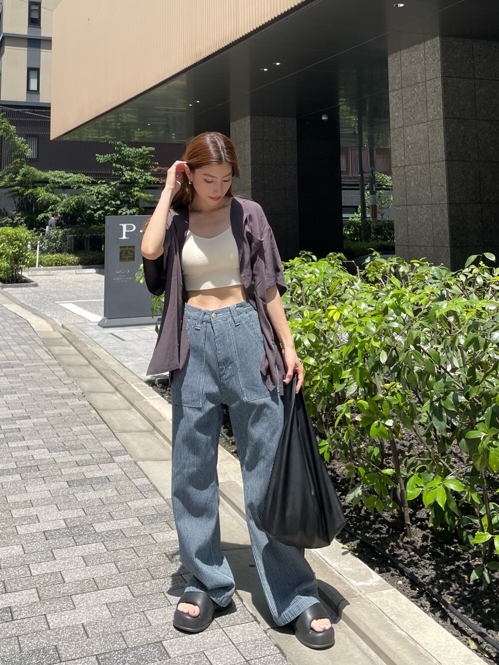 その他のデニムパンツ、グレー系のシャツ/ブラウス、ホワイト系のキャミソールを着用したレディースの春コーディネートの2枚目の写真