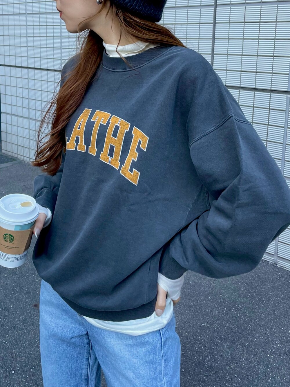 グレー系のTシャツ/カットソー、ホワイト系のTシャツ/カットソー、ブルー系のデニムパンツを着用したレディースの冬コーディネートの3枚目の写真